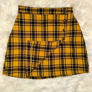 Small Yellow and black plaid Hollister skirt